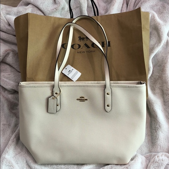Coach Handbags - 🎉NWT classic zip Coach tote🎉